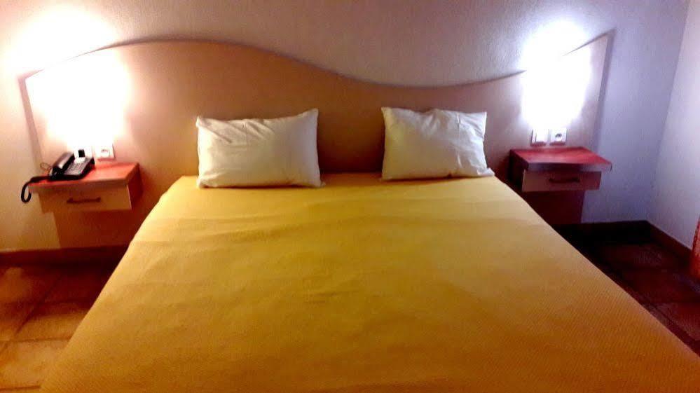 Hotel La Perna 페른느 레 퐁텐느 외부 사진